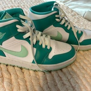 Jordan 1 Mid Marine Green